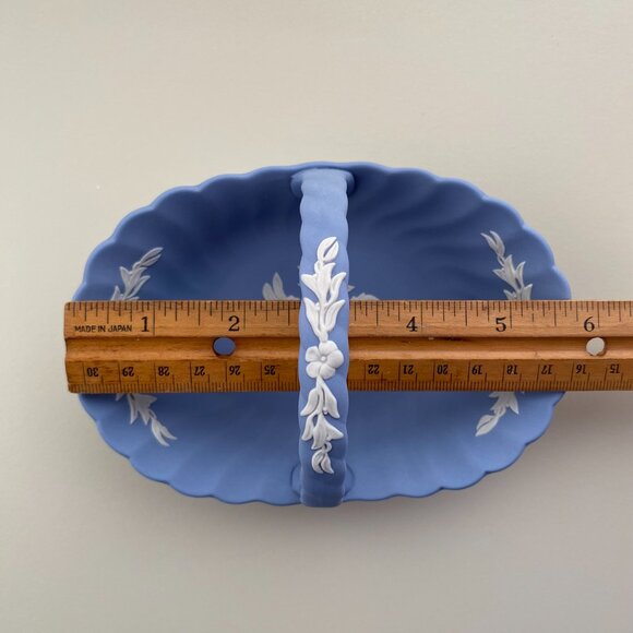 Wedgwood Blue Jasperware Floral Fluted Basket with White Motif - Picture 7 of 8